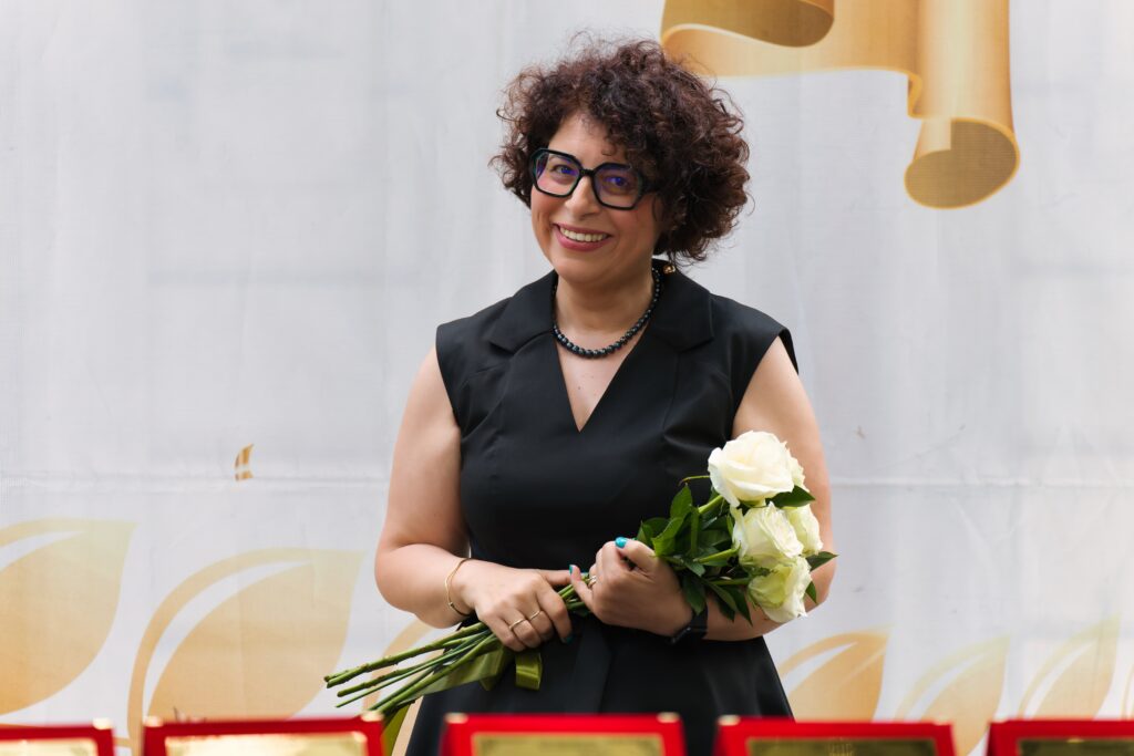 Mădălina Moraru pic holding flowers